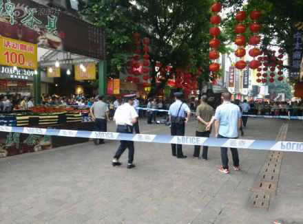广州发生斗殴事件 警察开枪制止