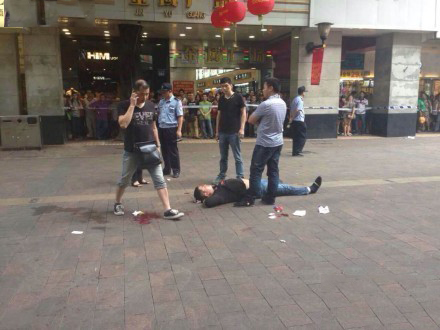 广州发生斗殴事件 警察开枪制止