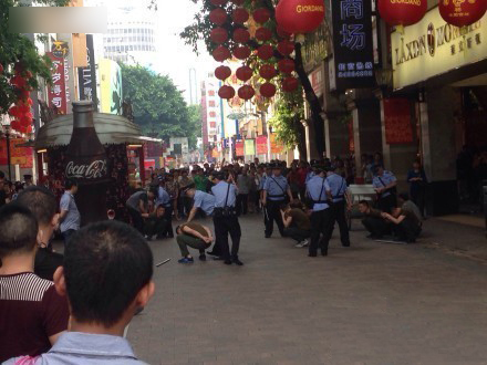广州发生斗殴事件 警察开枪制止