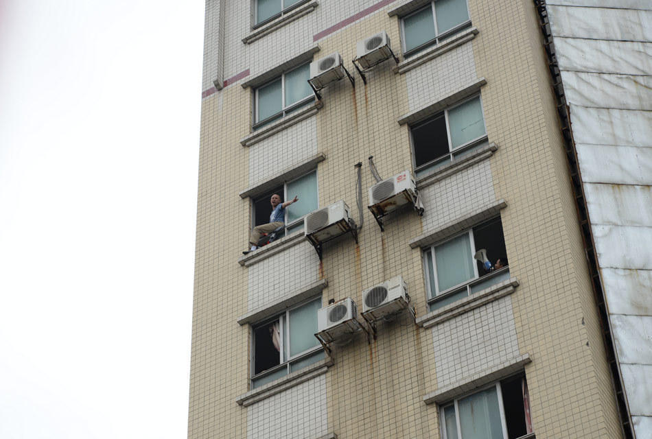 广东河源杀人嫌犯跳楼拒捕