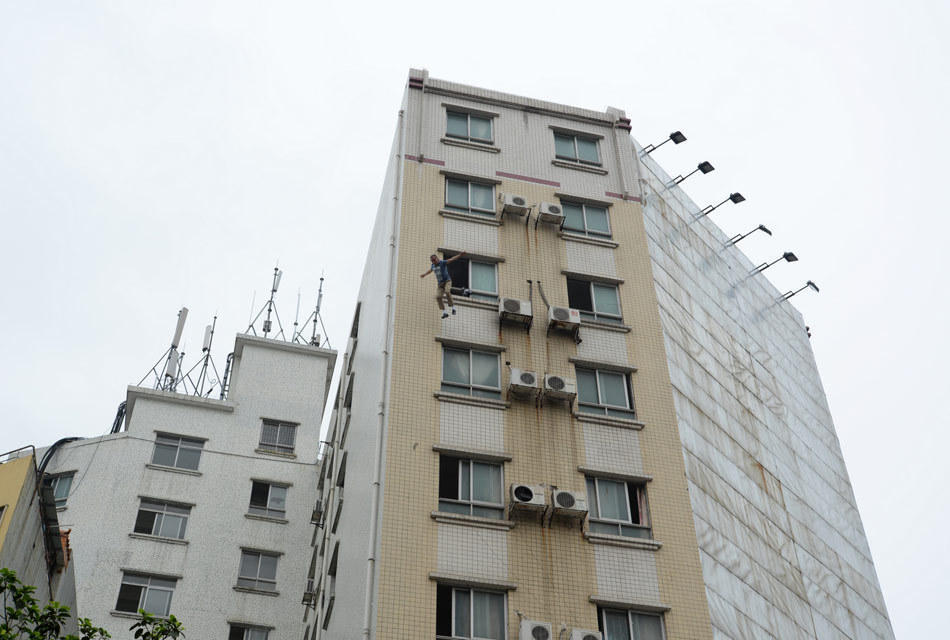广东河源杀人嫌犯跳楼拒捕