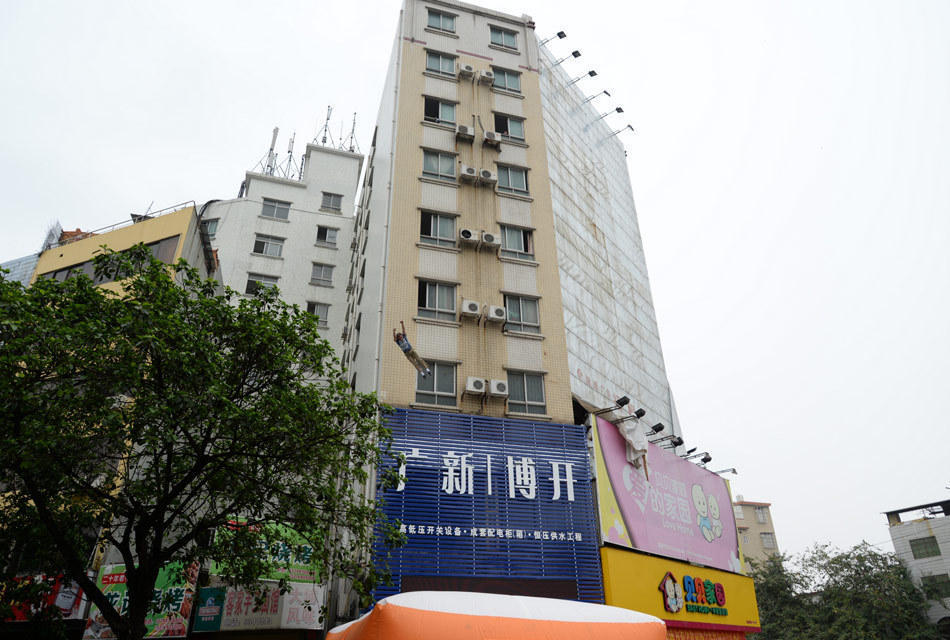 广东河源杀人嫌犯跳楼拒捕