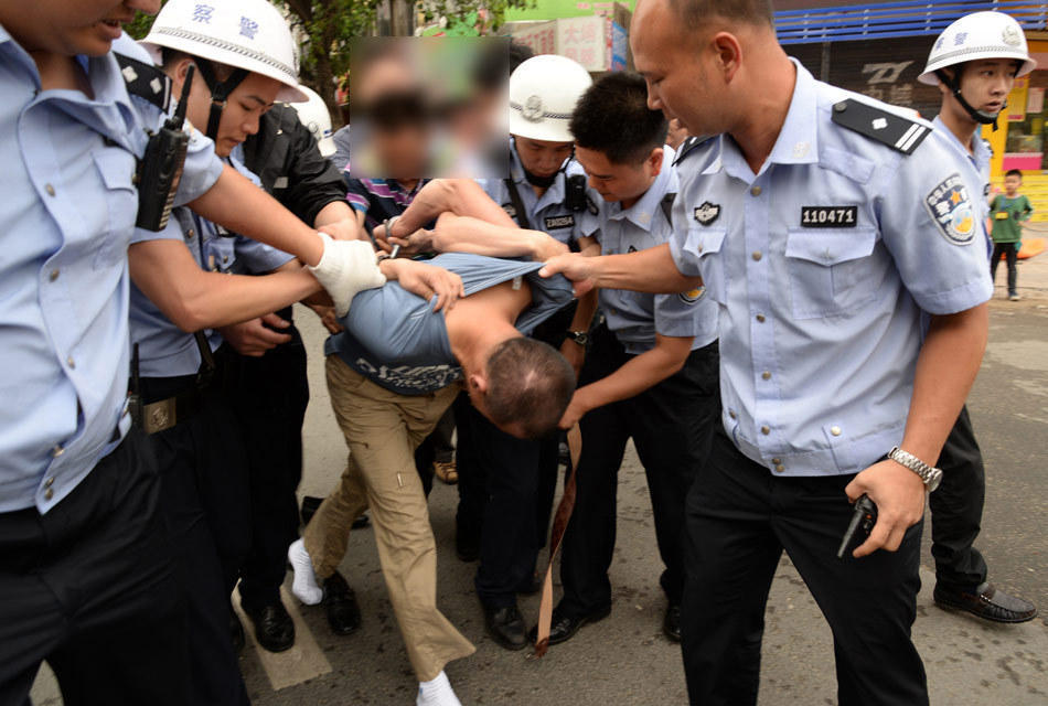 广东河源杀人嫌犯跳楼拒捕