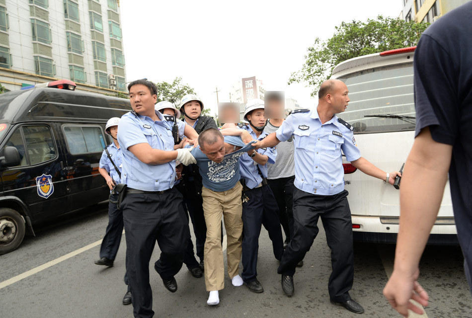 广东河源杀人嫌犯跳楼拒捕