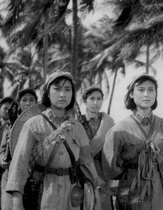 《红色娘子军》战争离不开女人2.jpg