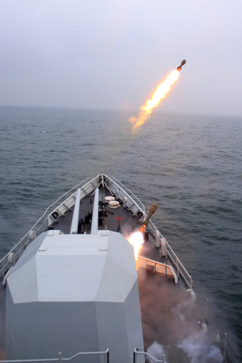 东海舰队大动作：现代级出海舰载武器连番开火