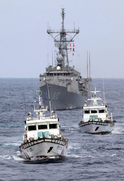 台海军派战舰演练策应解救渔船驱逐不明武装船
