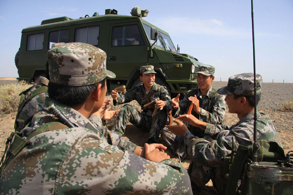 我军派兵驻守沙漠生命禁区：巡逻边防需骑骆驼