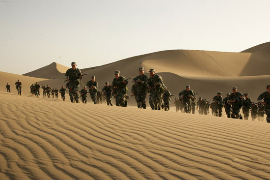 我军派兵驻守沙漠生命禁区：巡逻边防需骑骆驼