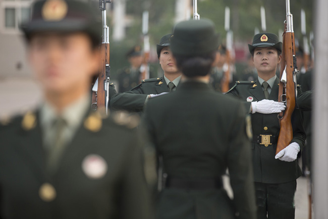 军方曝光首批仪仗女兵训练秘照 走得齐站得齐