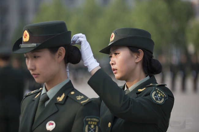 军方曝光首批仪仗女兵训练秘照 走得齐站得齐