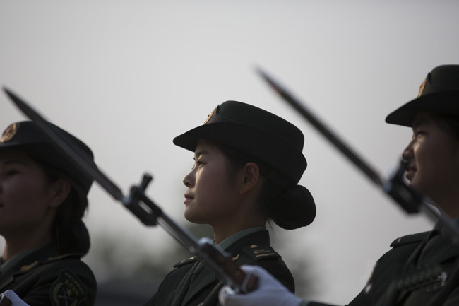 军方曝光首批仪仗女兵训练秘照 走得齐站得齐