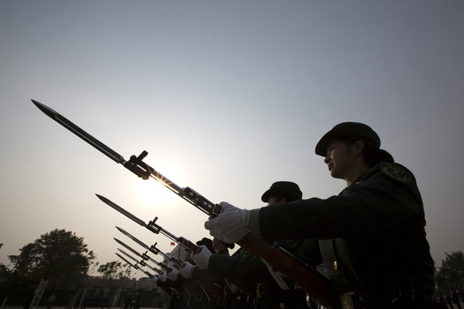 军方曝光首批仪仗女兵训练秘照 走得齐站得齐