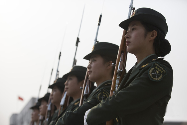 军方曝光首批仪仗女兵训练秘照 走得齐站得齐