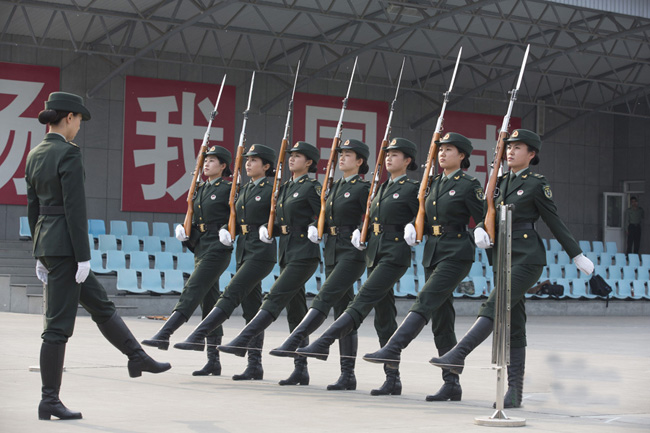 军方曝光首批仪仗女兵训练秘照 走得齐站得齐