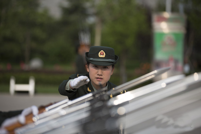 军方曝光首批仪仗女兵训练秘照 走得齐站得齐