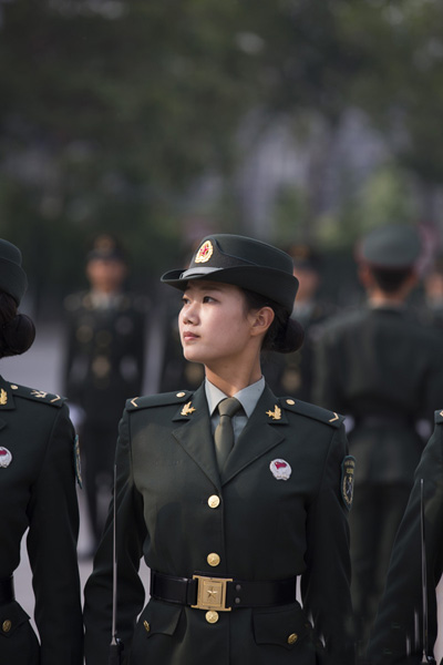 军方曝光首批仪仗女兵训练秘照 走得齐站得齐