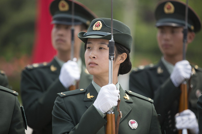 军方曝光首批仪仗女兵训练秘照 走得齐站得齐