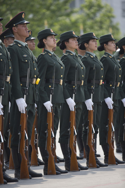 军方曝光首批仪仗女兵训练秘照 走得齐站得齐