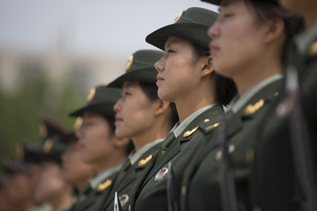 军方曝光首批仪仗女兵训练秘照 走得齐站得齐