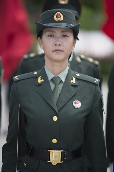军方曝光首批仪仗女兵训练秘照 走得齐站得齐