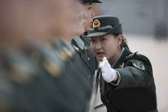军方曝光首批仪仗女兵训练秘照 走得齐站得齐