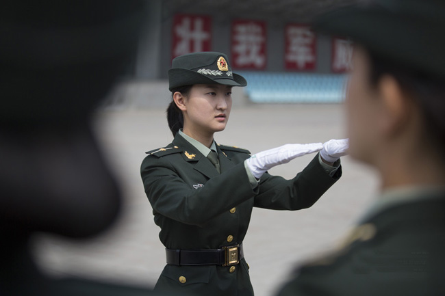 军方曝光首批仪仗女兵训练秘照 走得齐站得齐
