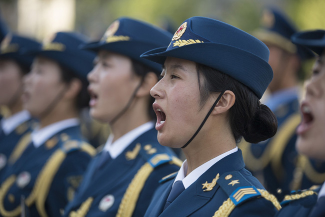 军方曝光首批仪仗女兵训练秘照 走得齐站得齐