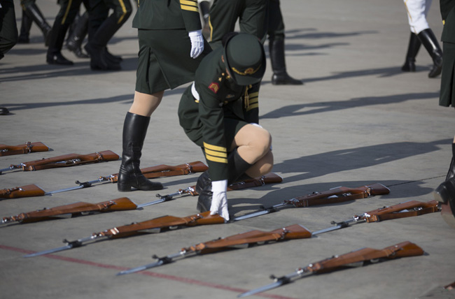军方曝光首批仪仗女兵训练秘照 走得齐站得齐
