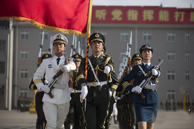 军方曝光首批仪仗女兵训练秘照 走得齐站得齐