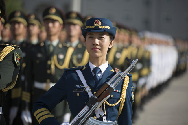 军方曝光首批仪仗女兵训练秘照 走得齐站得齐