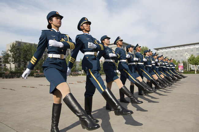军方曝光首批仪仗女兵训练秘照 走得齐站得齐