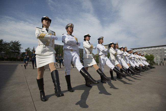 军方曝光首批仪仗女兵训练秘照 走得齐站得齐