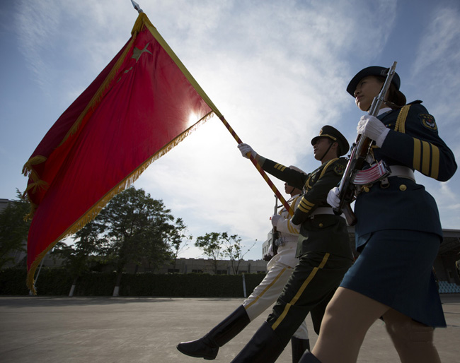 军方曝光首批仪仗女兵训练秘照 走得齐站得齐