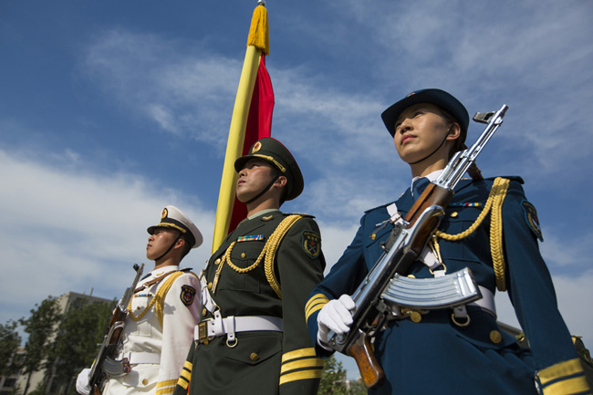 军方曝光首批仪仗女兵训练秘照 走得齐站得齐