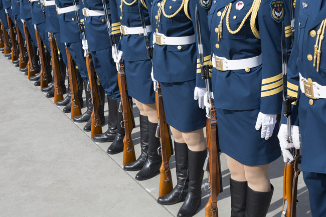 军方曝光首批仪仗女兵训练秘照 走得齐站得齐