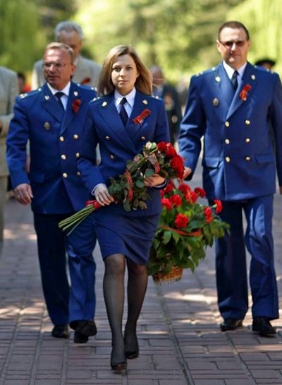 克里米亚美女检察长着新制服宣誓效忠俄宪法