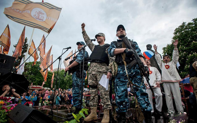 乌克兰两州宣布脱乌“独立” 亲俄民众集会庆祝