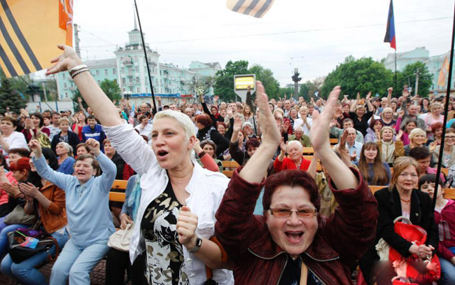乌克兰两州宣布脱乌“独立” 亲俄民众集会庆祝