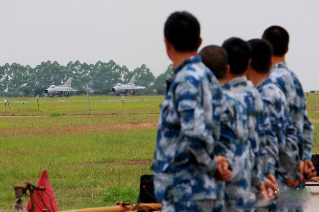 广空航空兵某旅送装转场：再见我托起的战鹰