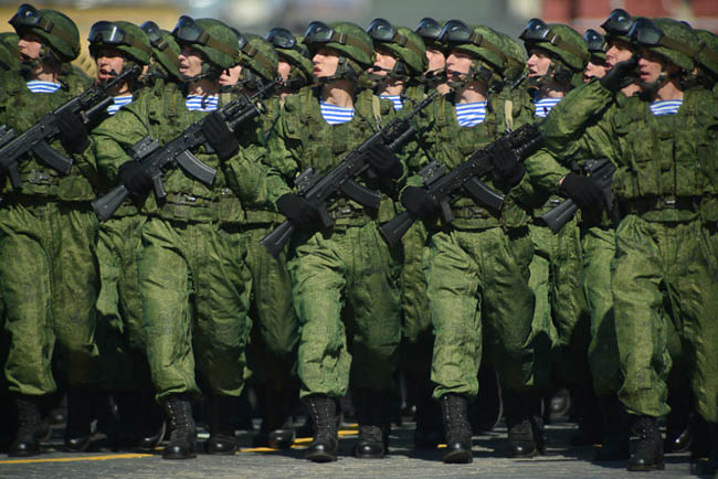 再看2014红场阅兵：高挑洋妹制服女兵现场助阵