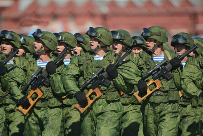 再看2014红场阅兵：高挑洋妹制服女兵现场助阵