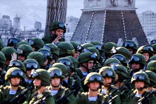 再看2014红场阅兵：高挑洋妹制服女兵现场助阵