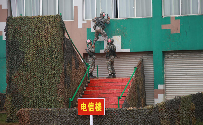 解放军86式步战“进城”学打巷战