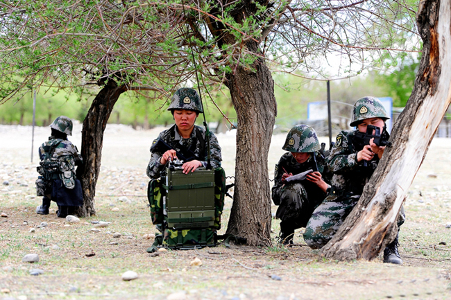 解放军驻西藏部队成立首个女兵侦控站