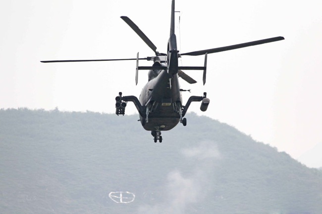 空军武直-9WA机队亮相 轮番使用导弹机炮攻击