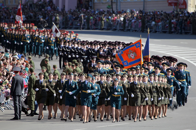 俄地方城市搞阅兵T72是主力女军人中“大妈”多