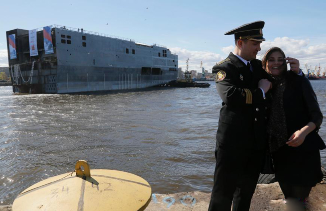 俄第2艘西北风舰船尾下水 法总统称合同仍有效