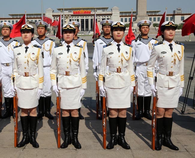 解放军首批仪仗女兵执行外交礼仪接受检阅