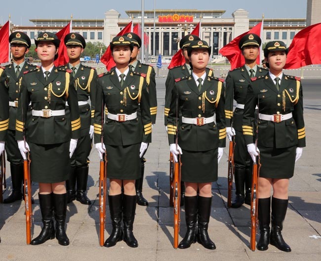 解放军首批仪仗女兵执行外交礼仪接受检阅